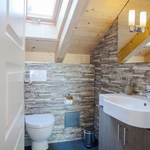 Badezimmer und Spiegel in Ferienwohnung in Garmisch-Partenkirchen