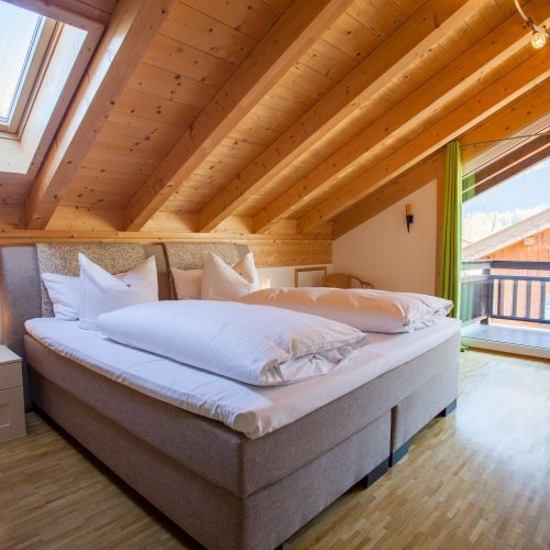 Doppelbett mit Balkon in Ferienwohnung in Garmisch-Partenkirchen