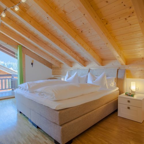 Doppelbett unter der Dachschräge in Ferienwohnung in Garmisch-Partenkirchen