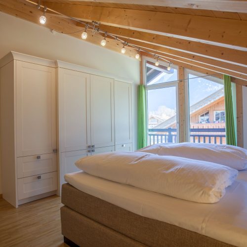 Doppelbett mit Kleiderschrank in Ferienwohnung in Garmisch-Partenkirchen