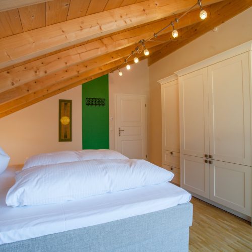 Doppelbett mit großem Kleiderschrank in Ferienwohnung in Garmisch-Partenkirchen