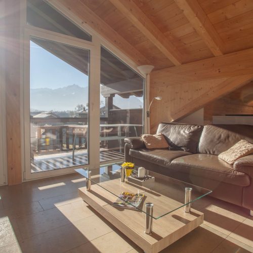 Sofa mit Ausblick auf die Alpen in Ferienwohnung in Garmisch-Partenkirchen