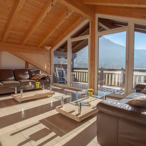 zwei Sofas und Couchtische mit Balkon in Ferienwohnung in Garmisch-Partenkirchen
