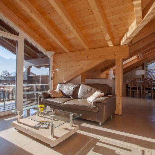 Sofa und Couchtisch in Ferienwohnung in Garmisch-Partenkirchen