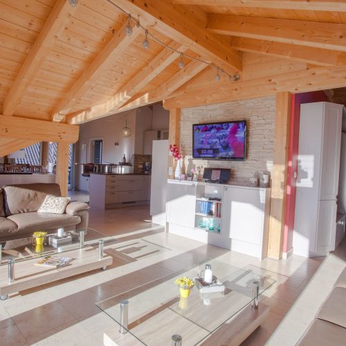 Wohnzimmer mit Fernseher und Sofas in Ferienwohnung in Garmisch-Partenkirchen