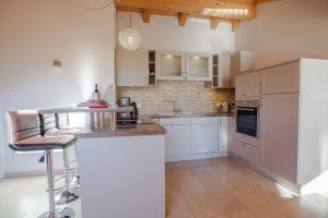 Küche mit Barhockern in Ferienwohnung in Garmisch-Partenkirchen