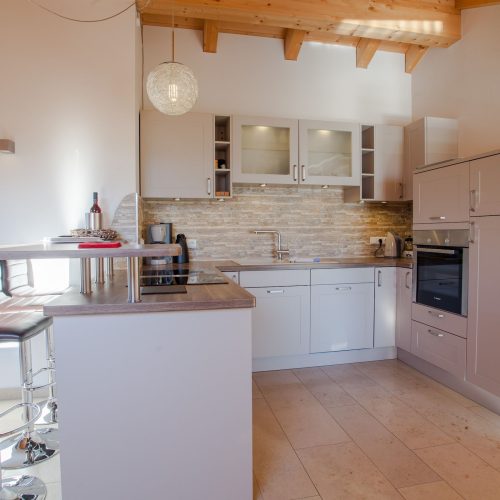 Küche mit Barhockern in Ferienwohnung in Garmisch-Partenkirchen