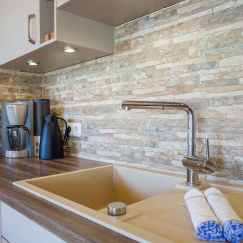 Küche mit Spülbecken in Ferienwohnung in Garmisch-Partenkirchen