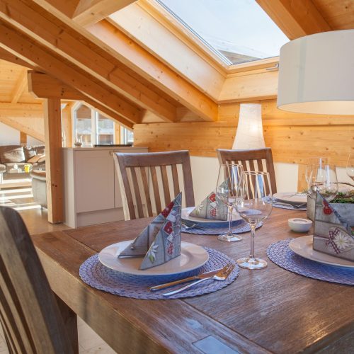 offenes Esszimmer mit Esstisch und Dachfenster in Ferienwohnung in Garmisch-Partenkirchen
