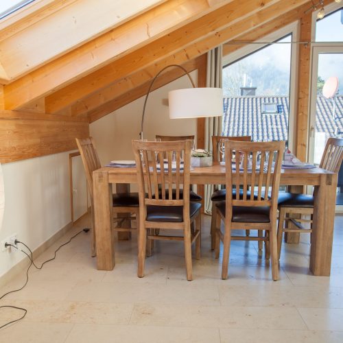 Esszimmer mit Stehlampe in Ferienwohnung in Garmisch-Partenkirchen