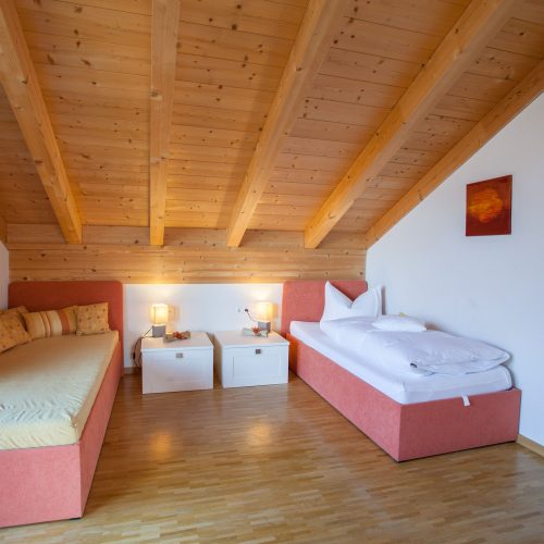 zwei Einzelbetten mit Nachttischen in Ferienwohnung in Garmisch-Partenkirchen