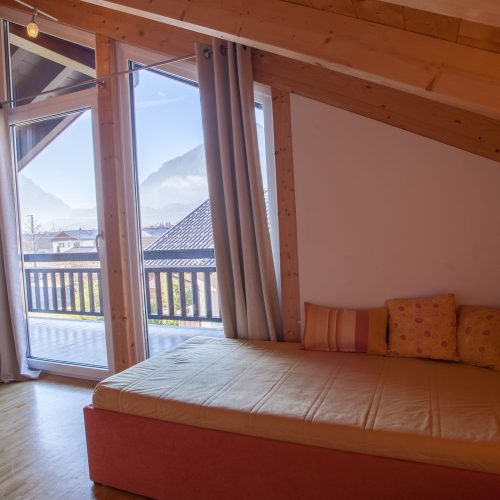 Schlafplatz mit Kissen in Ferienwohnung in Garmisch-Partenkirchen