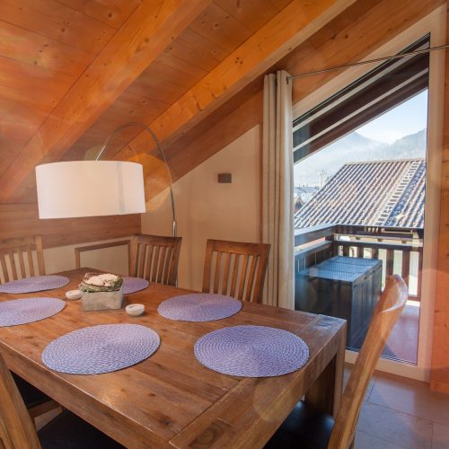 Esstisch aus Holz mit Stehlampe in Ferienwohnung in Garmisch-Partenkirchen