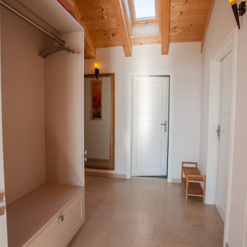 Flur mit Geradrobe in Ferienwohnung in Garmisch-Partenkirchen