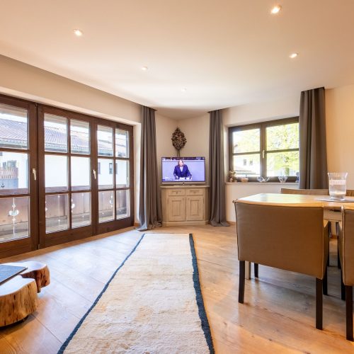 Esstisch mit Fernseher in Ferienwohnung in Garmisch-Partenkirchen