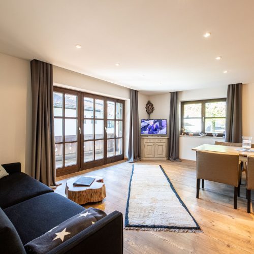 Wohnbereich mit Esstisch in Ferienwohnung in Garmisch-Partenkirchen