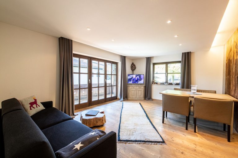 Wohnbereich mit Esstisch in Ferienwohnung in Garmisch-Partenkirchen