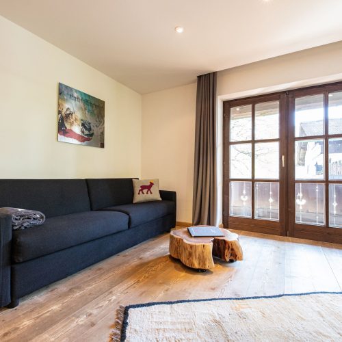 Sofa und Teppich in Ferienwohnung in Garmisch-Partenkirchen