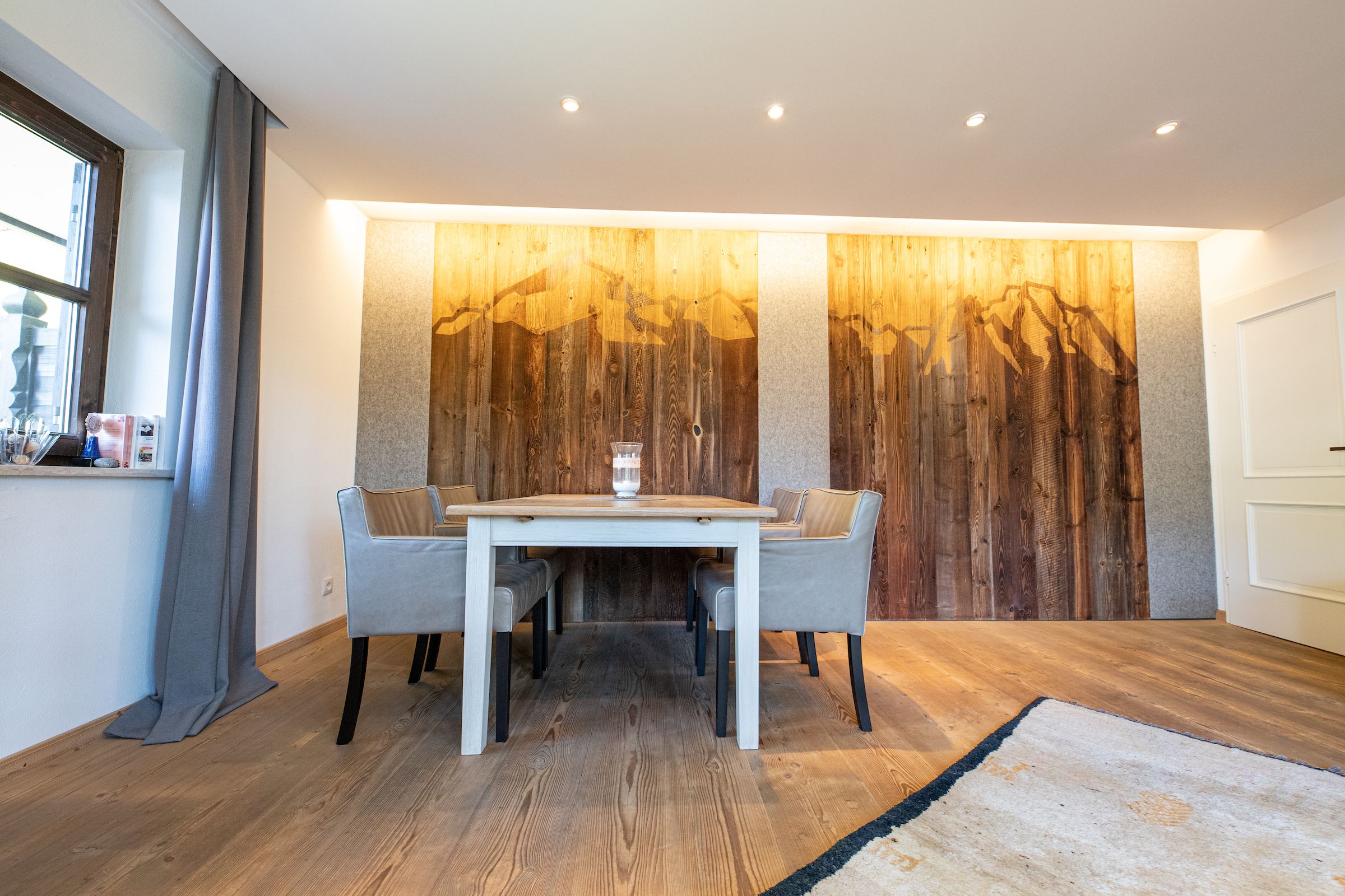 Essbereich mit Stühlen in Ferienwohnung in Garmisch-Partenkirchen