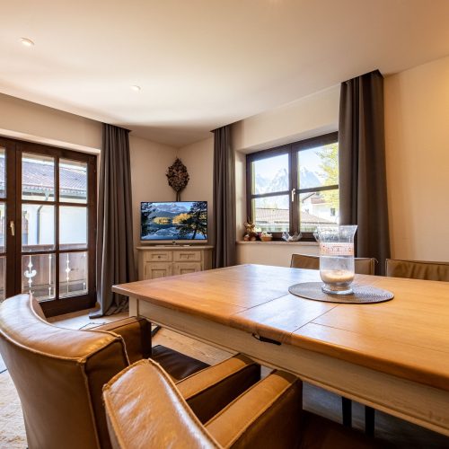 Esstisch und Fernseher in Ferienwohnung in Garmisch-Partenkirchen