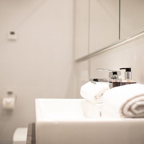 Waschbecken mit Spiegel in Ferienwohnung in Garmisch-Partenkirchen