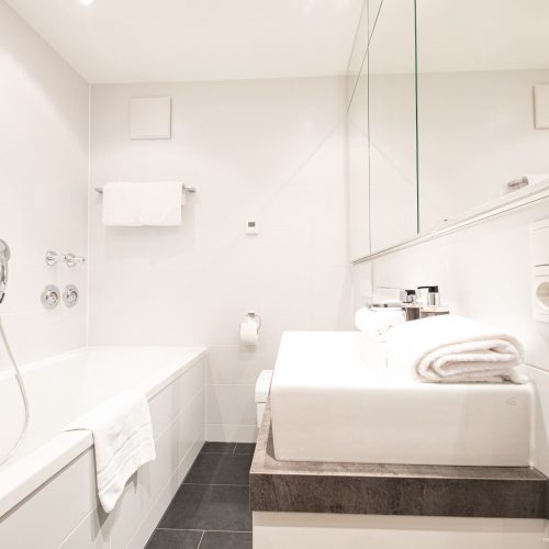 Badezimmer mit Spiegel in Ferienwohnung in Garmisch-Partenkirchen