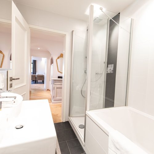 Badezimmer mit Dusche in Ferienwohnung in Garmisch-Partenkirchen