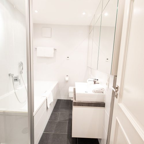 Badezimmer mit Badewanne in Ferienwohnung in Garmisch-Partenkirchen