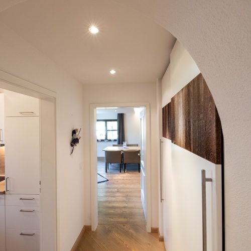 Flut mit Schrank in Ferienwohnung in Garmisch-Partenkirchen