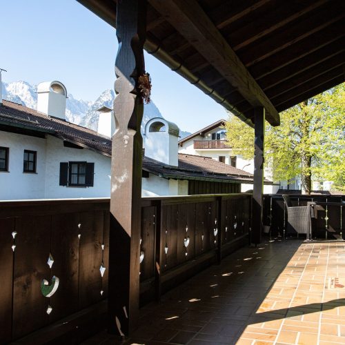 Balkon mit Stühlen in Ferienwohnung in Garmisch-Partenkirchen