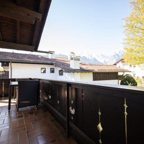 Balkon mit Stühlen in Ferienwohnung in Garmisch-Partenkirchen