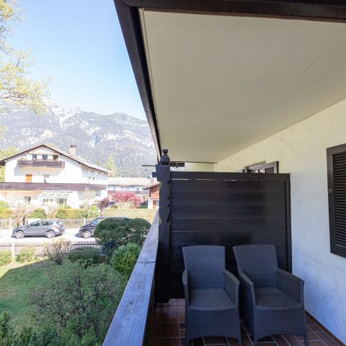 Balkon mit Stühlen in Ferienwohnung in Garmisch-Partenkirchen