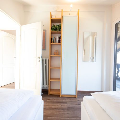 zwei Einzelbetten und kleinem Schrank in Ferienwohnung in Garmisch-Partenkirchen