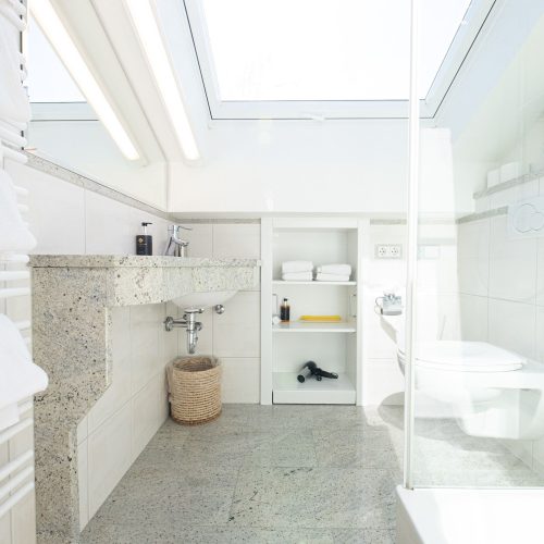 Badezimmer mit Dusche in Ferienwohnung in Garmisch-Partenkirchen