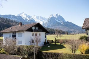 Berge mit Schnee in Ferienwohnung in Garmisch-Partenkirchen