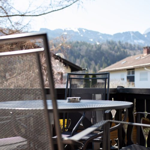 Balkon mit schwarzen Stühlen in Ferienwohnung in Garmisch-Partenkirchen