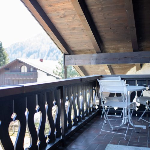 Balkon mit weißen Stühlen in Ferienwohnung in Garmisch-Partenkirchen