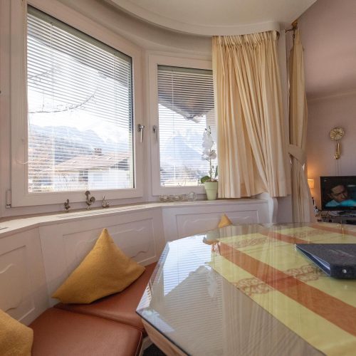 Esszimmer mit Fernseher in Ferienwohnung in Garmisch-Partenkirchen