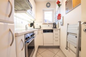 Küche mit Ofen in Ferienwohnung in Garmisch-Partenkirchen