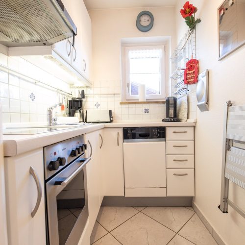Küche mit Ofen in Ferienwohnung in Garmisch-Partenkirchen