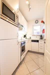 Küche in weiß in Ferienwohnung in Garmisch-Partenkirchen