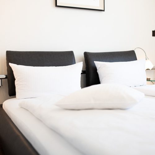 Schlafzimmer mit schwarzem Bett in Ferienwohnung in Garmisch-Partenkirchen