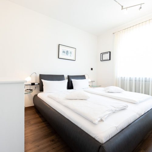 Doppelbett in schwarz in Ferienwohnung in Garmisch-Partenkirchen