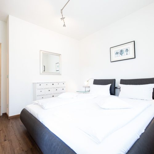 Doppelbett mit Spiegel in Ferienwohnung in Garmisch-Partenkirchen