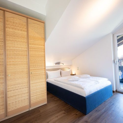 kleines Doppelbett mit Balkon in Ferienwohnung in Garmisch-Partenkirchen