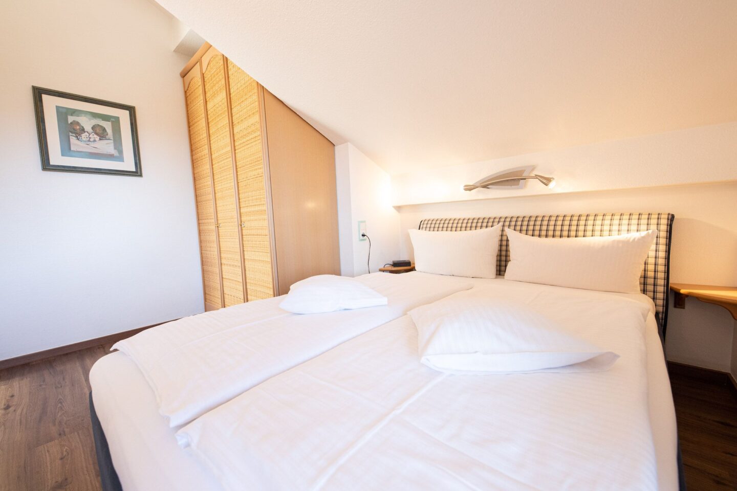 Doppelbett mit Kleiderschrank in Ferienwohnung in Garmisch-Partenkirchen