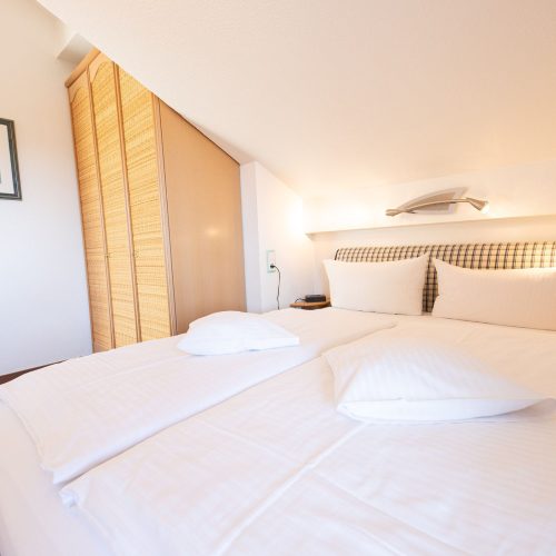 Doppelbett mit Kleiderschrank in Ferienwohnung in Garmisch-Partenkirchen