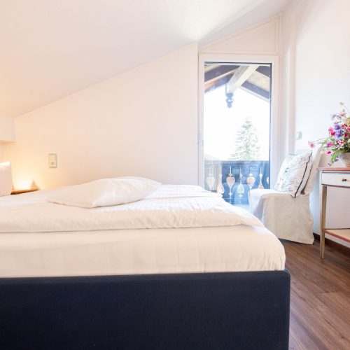 Doppelbett mit Spiegel in Ferienwohnung in Garmisch-Partenkirchen