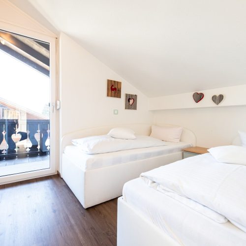 zwei Einzelbetten mit Balkon in Ferienwohnung in Garmisch-Partenkirchen