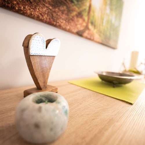 Dekoration mit einem Holz Herz und Kerzen in Ferienwohnung in Garmisch-Partenkirchen